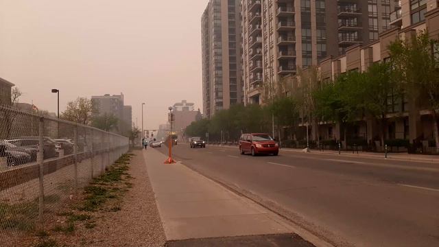 ГОРОД КАЛГАРИ В ДЫМУ. КАНАДА. ПОЖАРЫ В АЛЬБЕРТЕ. СМОГ В КАЛГАРИ.