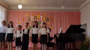песня " Дважды два четыре" поет Собина Дарья и хор