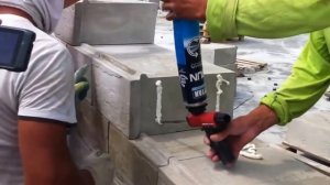Укладка фибропенобетонного блока на пену