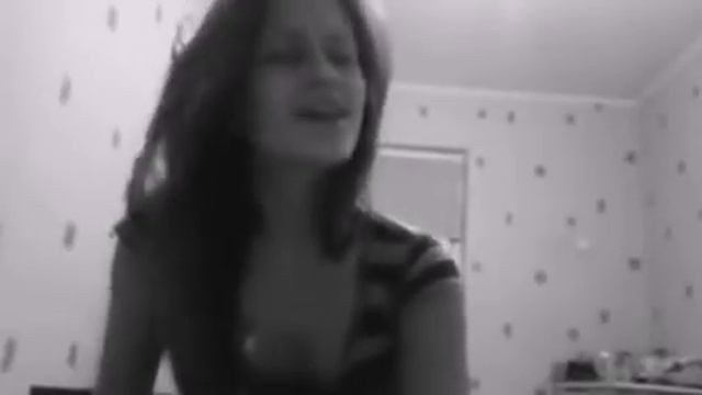 Девушка красиво поет песню Опять она пришла смотреть онлайн