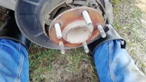 Замена шпилек на заднем колесе Митсубиши Ланцер 10