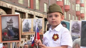 Миллионы людей прошли по улицам Москвы и городов Р...своих близких во время акции "Бессмертный полк"