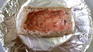 Горячий бутерброд с тунцом и каперсами