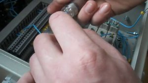 Подключение электромагнитных кутушек DC24V пневмо распределителей