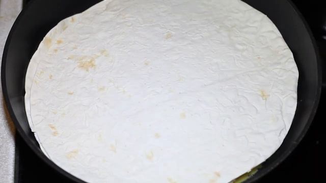 Быстрый пирог на сковороде из лаваша с сыром и помидорами