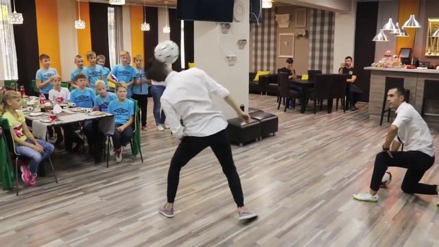 футбольный фристайл. Футбольные безумцы покажут и научат крутым трюкам детей. Мастерская Праздников