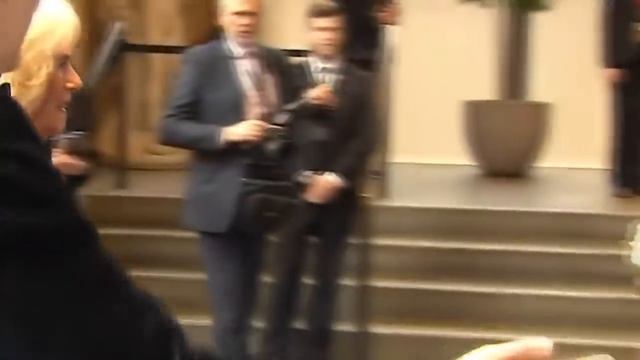 Станет ли принц Уильям королём, если публично поцелует жену (Ирина Сеняева).