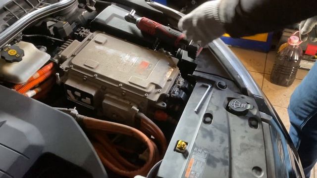 Как проверить изоляцию Электродвигателя Шевроле Вольт. How to Check Powertrain  Isolation Chevy Vol