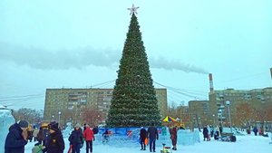 Магнитогорск, новогодняя ёлка и ледяной городок в сквере имени Бориса Ручьёва (02.01.2022)