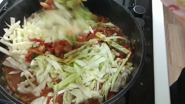 Тефтели с тушёной капустой - очень вкусный ужин!!!