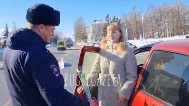 В центре Бугульмы сотрудники ГИБДД поздравили женщин за рулём с 8 Марта