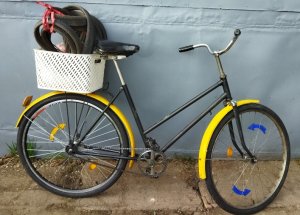 Битый обод колеса, яйцом. Попытка исправить. Замена покрышек, камер, чистка и смазка цепи.