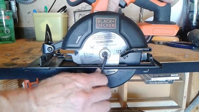 BLACK+DECKER BDCCS20B Cordless 20-volt Circular Saw