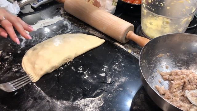 Чебуреки с мясом, сыром и томатами