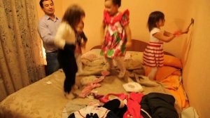 дети  прыгают на  кровати