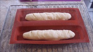 Выпекаю багет используя форму для багетов. Заказал на Али Экспресс. Отлично получилось.