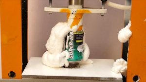 10-тонный гидравлический пресс против цилиндра с пеной для бритья.mp4