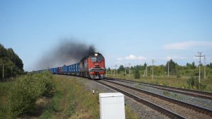 Тепловоз 2ТЭ25КМ-0013 с контейнерным поездом и приветливой бригадой.