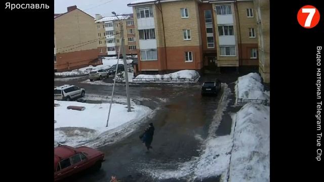 Мама с малышом на руках и от лавины увернулась и под машину не попала.