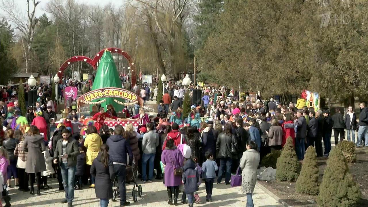 В последний день Масленицы по всей России провожают зиму и встречают весну