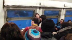 Баянист в электричке исполняет песни знаменитостей