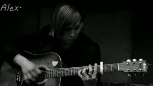 Парень очень круто спел для девушки!