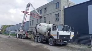 подача бетона автобетононасосом на крышу