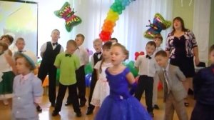 Игры с родителями, танец с веночками, песня " просто, мы маленькие звезды", игры с детьми