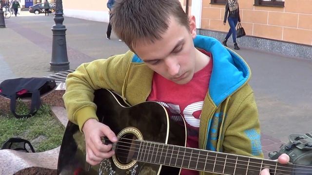 Парнишка играет на улице на гитаре! смотреть онлайн