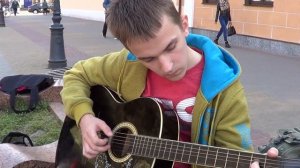 Парнишка играет на улице на гитаре!