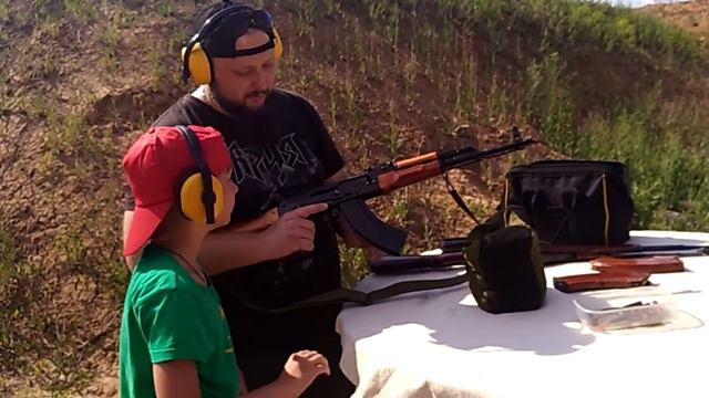 Мальчик в 8 лет впервые стреляет из легендарного советского оружия / Young boy shoots first time