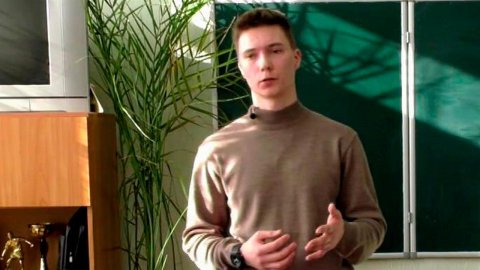 Участник спецоперации провел "Урок мужества" в своей родной школе в Луганске