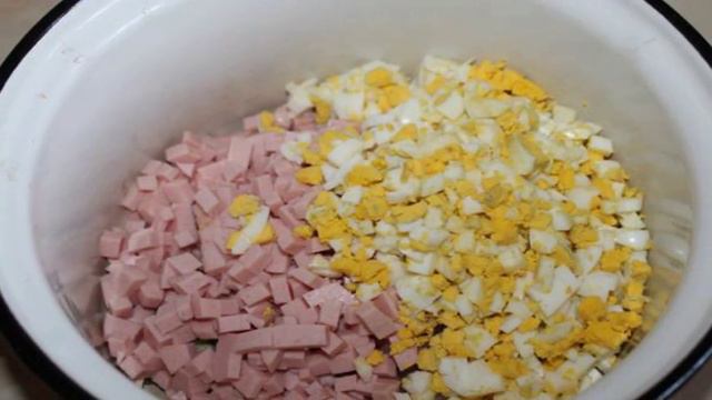 Окрошка с редиской и вареной колбасой на сметане