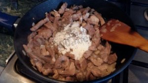 Мясная подлива с томатным соусом и мукой из свинины