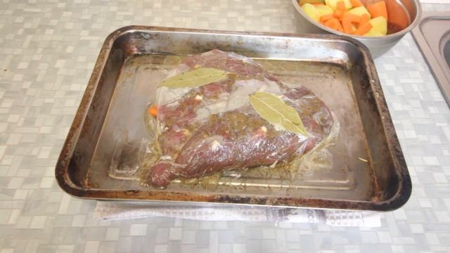 Шея буйвола запечённая с картошкой в духовке