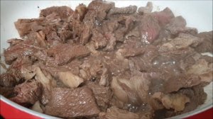 Жареная говядина с овощами на сковороде.
