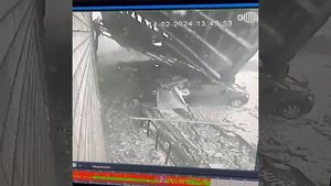 Неудачная парковка.

? В Барнауле сорванная ветром крыша упала на машины.