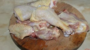 Тушеная курица с луком на сковороде