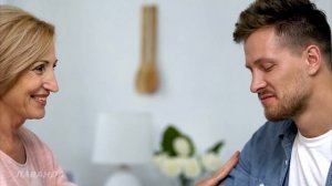 Невестка увидела как свекровь ей что-то подсыпала в чай. Незаметно поменяв чашки, она всё поняла...