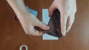 Наклейка стекла на телефон.