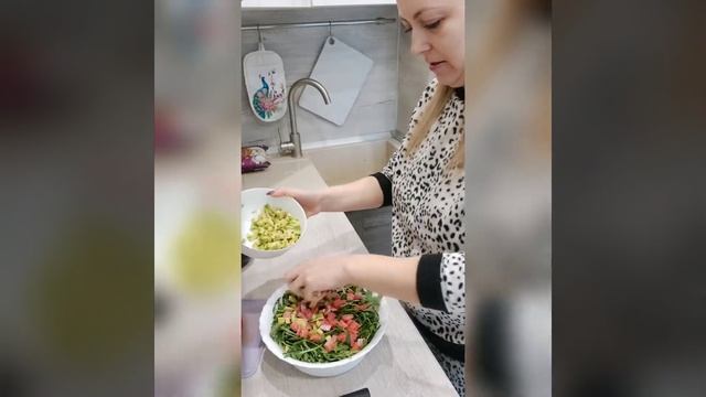 салат из рукколы,  семги и авокадо