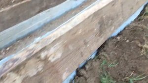 Защищаем столбики парника от гниения и его грядки от внешней травы.