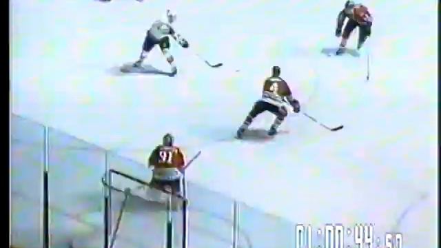 Vladimir Krutov assists on Kevin Guy's goal vs Blackhawks (16 nov 1989)
