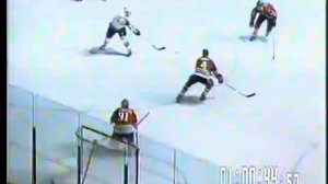 Vladimir Krutov assists on Kevin Guy's goal vs Blackhawks (16 nov 1989)