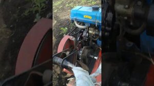 Двухсторонний плуг в работе