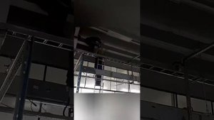 Прокладка кабеля в лоток с помощью лебедки