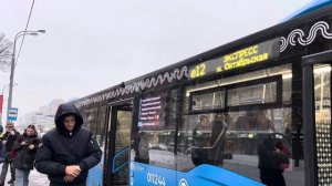 Автобус НефАЗ-5299-40-52 следует по маршруту е12 ”м. Калужская - м. Октябрьская”