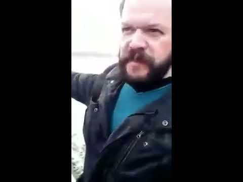 Человек похожий на начальника полиции Воскресенска убегает от протестующих против мусорного завода.