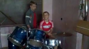 Парень классно играет на барабанах