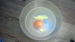 Яйцо с сюрпризом!!! Динозавр вылупляется из яйца и растет в воде. Egg with a surprise.